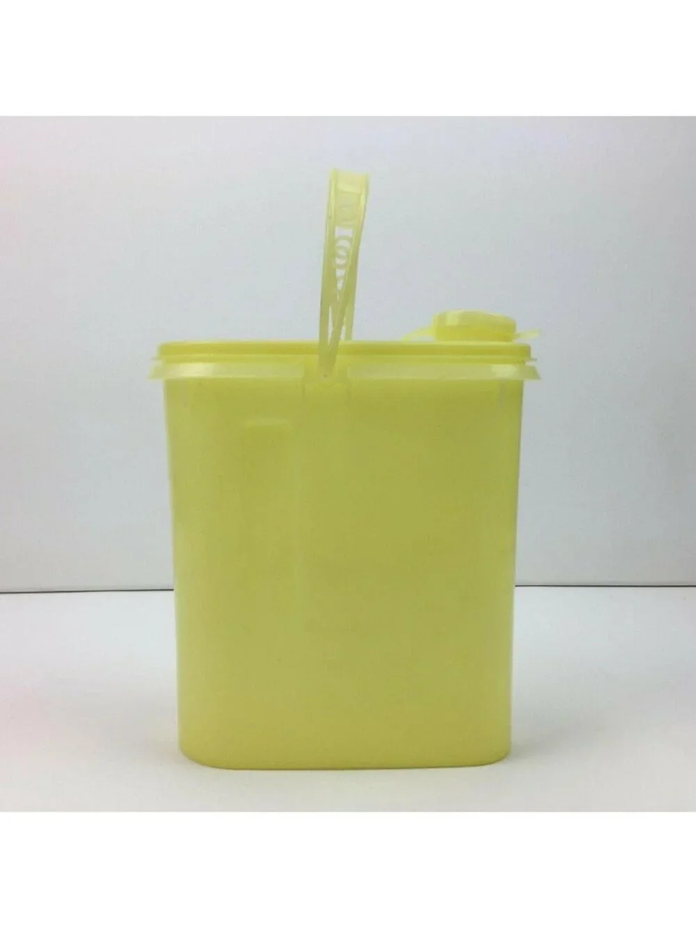Vintage Tupperware Yellow Beverage Buddy Sheer 587 2Qt Pitcher Pour Seal Handle